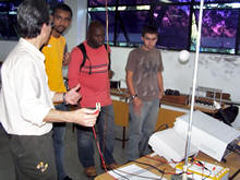 Durante o frum os participantes conheceram os prottipos desenvolvidos no Laboratrio de Fsica do UNIFESO - Foto: Karlany Soares