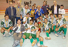 Jogadores e equipe tcnica do Comary comemoram o ttulo de campeo do Aberto de Futsal 2010 - Foto: Roberto Ferreira