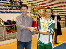 Secretrio de Esportes Leandro Aschar entrega o trofu de campeo ao jogador Guto, do Comary - Foto: Roberto Ferreira