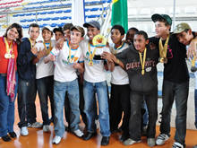 Equipe de futsal do Centro Educacional Beatriz Silva comemora colocao nos Jogos Estudantis Municipais - Foto: Roberto Ferreira