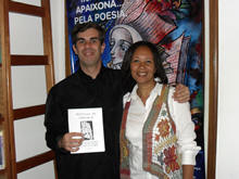 Professor Carlos Brunno e aluna da Oficina Novas Letras apresentam a coletnea de poesias - Foto: Ana Paula Coutinho