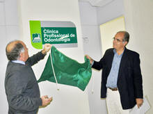 Reitor Luis Eduardo e o coordenador da Clnica Leonardo Tostes descerram placa de inaugurao do novo espao - Foto: Divulgao