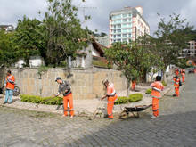 Trabalhadores da Operao Cidade Bela realizam servios de manuteno de vias - Foto: Marco Esteves
