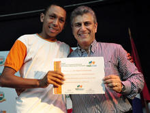 Jos Miguel Ferreira Jnior recebe o certificado do Prefeito Jorge Mario - Foto: Roberto Ferreira