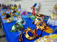 Os formandos celebraram a ocasio com uma exposio de peas decorativas de carnaval, como mscaras, chapus e acessrios de cabea, confeccionados pelo prprio grupo durante o curso - Foto: Roberto Ferreira