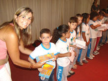 Alunos recebem o livro Antologia Poetas da Escola - Foto: Asses. de Comunicao