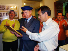 O secretrio de Cultura, Wanderley Peres, entrega diploma de homenagem ao pracinha Jair Claussen - Foto: Cludio Furtado