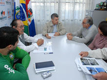 Prefeito Jorge Mario recebe representantes de diversas associaes de moradores - Foto: Marco Esteves