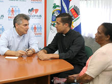 Prefeito Jorge Mario com o Padre Thiago de Freitas e a aposentada Maria de Assis Ribeiro Martins - Foto: Marco Esteves