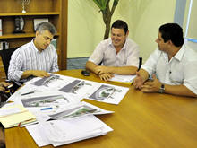 Prefeito Jorge Mario (ao centro) e Secretrio Rudimar Caberlon recebem o projeto do Restaurante Popular - Foto: Roberto Ferreira