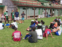 Jovens se apresentam no estdio do Terespolis F.C. para a formao da equipe Sub-17 - Foto: Sec. de Esportes