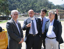 Maurlio Schiavo, Srgio Crtes, Andr Corra e Prefeito Jorge Mario no local onde ser construda a UPA - Foto: Roberto Ferreira