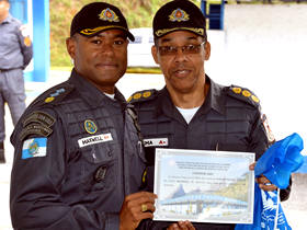 coronel Marcio Vaz Lima, entregou o certificado ao major Maxwell - Foto: Jeferson Hermida