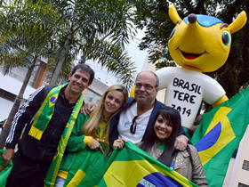 Sec. de Turismo Ronaldo Fialho com Leonardo Pinheiro, Dbora Santana e Erika Guarilha - Foto: Jeferson Hermida