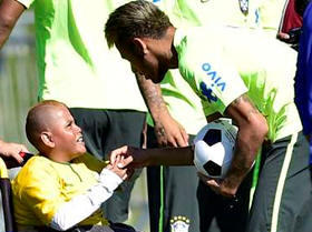 Neymar atende as crianas - Foto: Nbrega