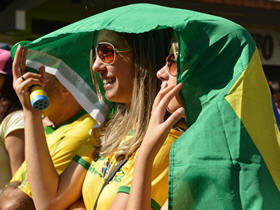 torcedores empolgados torcem para o Brasil no jogo contra o Chile - Foto: Marco Esteves