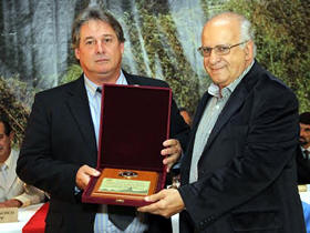 Dr. Antonio Laginestra recebe prmio - Foto: AssCom CMT