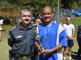 Comandante do 30 BPM, tenente-coronel Maia, entrega o trofu de campeo do torneio ao capito Mauro Dias - Foto: Marco Esteves