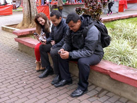 Os amigos bancrios Steffanie Cruz, Renan Vale e Caio Alcntara utilizam a rede sem fios - Foto: Gisele Barreto
