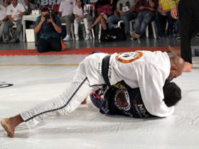 Delson P de Chumbo (Pitbull) impe seu jogo contra Caio Almeida (Ryan Gracie Team) - foto: Claudia Rezende