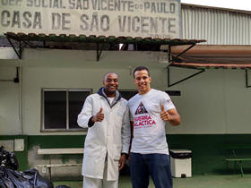 Rodrigo Di Blazio com Wellington Souza durante entrega de alimentos na Casa So Vicente - Foto: Divulgao