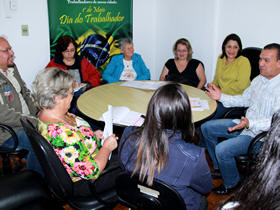 Secretrio Lucas Bonifcio, se rene com representantes da comisso do Frum da Economia Solidria - Foto: Vanusa Lima