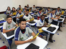 Alunos na nova sala de aula - Foto: Andr Gomes de Melo