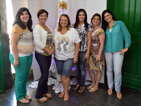 Jane Lara e equipe de direo do Centro Educacional Beatriz Silva - Foto: Ramon Pozes