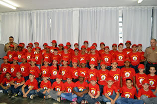 Alunos da Escola M. Monsenhor Mario do Carmo Bennassi se formaram no projeto Bombeiro-Mirim - Foto: Davi Almada