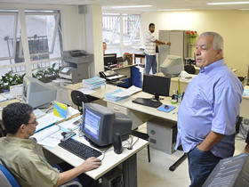 Secretrio de Administrao, Jos Carlos Cunha e funcionrios - Foto: Jeferson Hermida