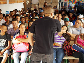 Srgio Brum faz palestra para alunos da EJA - Foto: Marcelo Ferreira