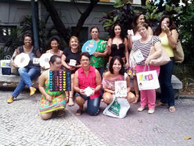 Alunas e professoras da Educao de Jovens e Adultos (EJA) na 9 Rio Artes Manuais - Foto: EJA