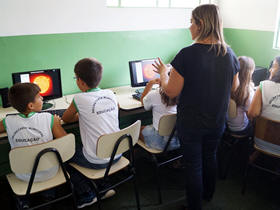 Alunos da Escola Municipal aprendem com a informtica - Foto: Marcelo Ferreira