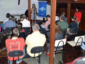 Luciana Malard, advogada e consultora do Sebrae, tira dvidas dos participantes - Foto: Marcelo Rosa