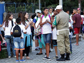 Agentes da Ronda Escolar abordam estudantes - Foto: Jeferson Hermida