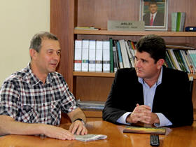 Prefeito Arlei e o prefeito de Cadaujac, Francis Gazeau - Foto: Jeferson Hermida