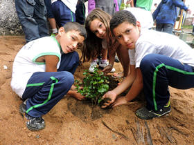 Alunos da Escola participam do replantio de mudas - Foto: Marcelo Ferreira