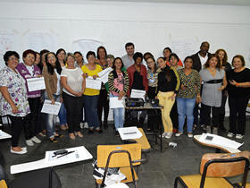 Os participantes recebem certificado pela concluso do curso - Foto: Marcelo Rosa