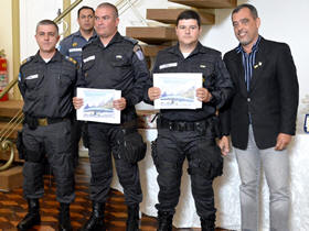 Nas extremidades: Comandante Maia e o secretrio de Segurana Pblica de Terespolis parabenizam os policiais - Foto: Roberto Ferreira