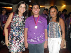 Ao lado da diretora Heloisa Carneiro e da me, Gabriel Macedo Luna​ recebeu medalha de ouro em 2013 e  prata na OBMEP 2014 - Foto de arquivo