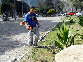 Servios de capina, varrio e poda na Praa Higino da Silveira - Foto: Roberto Ferreira