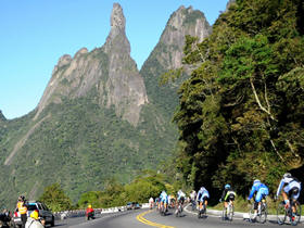 Ciclistas desceram a Serra rumo ao Rio de Janeiro​- Foto: Roberto Ferreira
