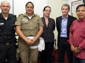 Tenente Mansur, Renata de Paula, Maria Ceclia Pereira, vice-cnsul Eric Sullivan e coronel Elson Haubrichs - Foto: PMT