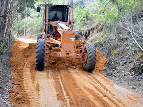 Ensaibramento e nivelamento de pista na estrada de Granja Mafra - Foto: AsCom PMT