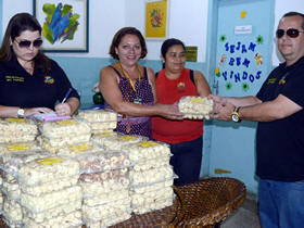 Os fiscais de Posturas Clariana Jardim e Marcus Mendes entregam os biscoitos - Foto: AsCom PMT