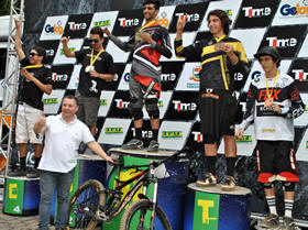 Vice-prefeito Sandro Dias ( direita) vibra com competidores no pdio - Foto: Divulgao