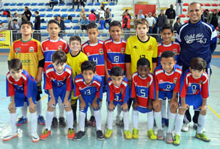 Tcnico Sid Tavares com os meninos da categoria Sub-11 do Terespolis/PMT - Foto: Jorge Maravilha