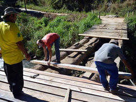 Trabalhadores da Prefeitura recuperam a Ponte do Madruga - Foto: Jorge Maravilha