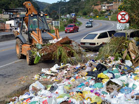 Coleta de lixo no Vale da Revolta, às margens da Rodovia BR-116 - Foto: PMT