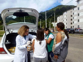 Vacinas em moradores do conjunto habitacional Fazenda Ermitage - Foto: AsCom PMT